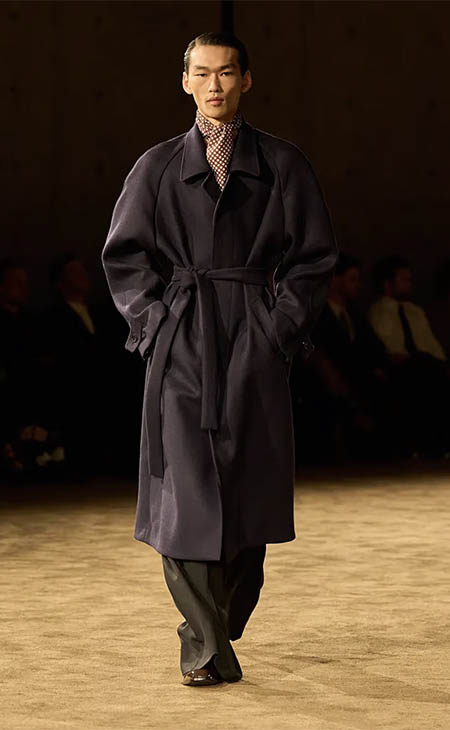 أسبوع باريس للموضة: الانتقال السلس بين ليل خاص ويوم عملي في مجموعة سان لوران